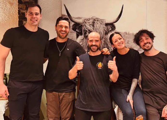Rafael y el equipo de L'equip en el comedor del restaurante