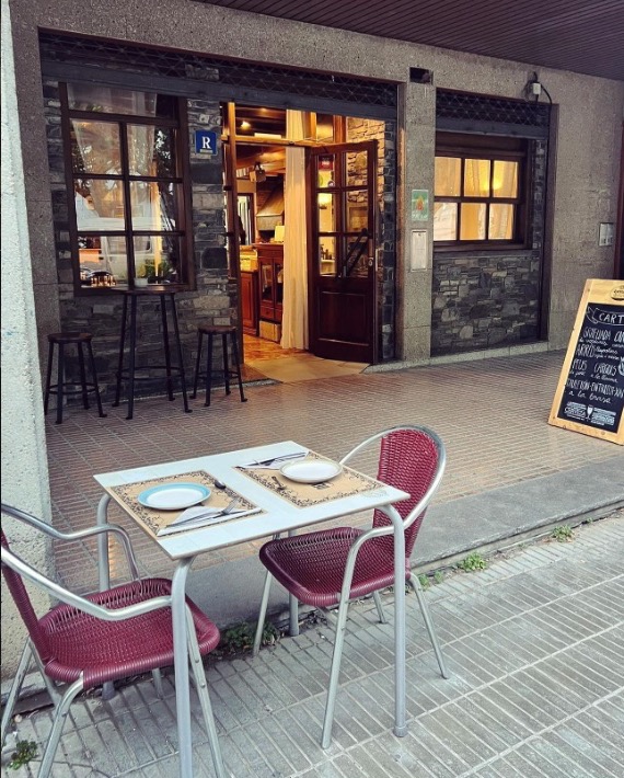 Fachada del restaurante con la terraza preparada al atardecer