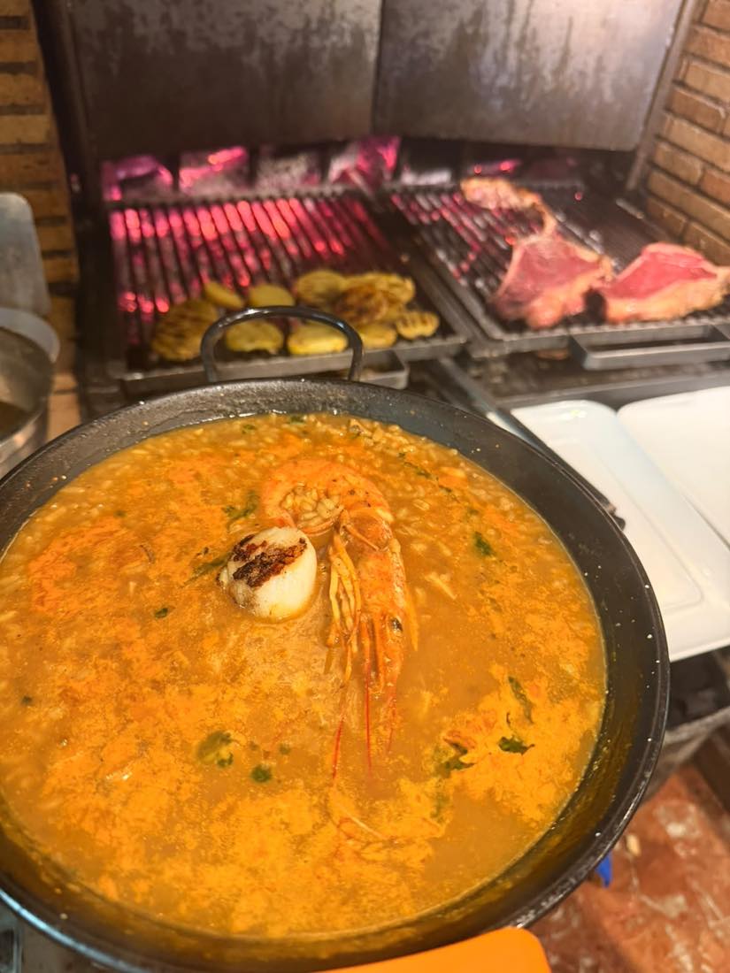 Arròs melòs de llagostins, sípia i vieira recién hecho en L'equip
