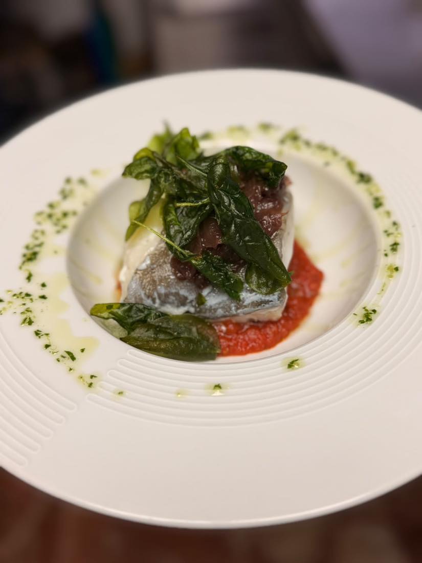 Lomo de pescado a baja temperatura sobre salsa de tomate