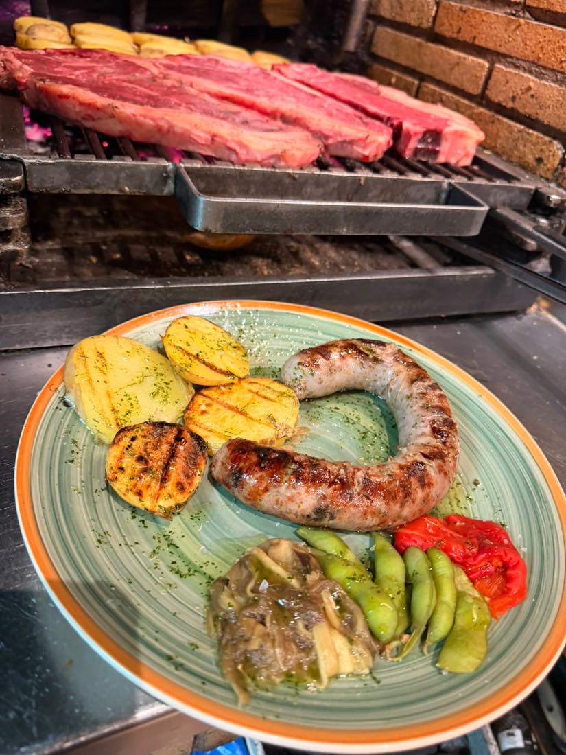 Botifarra a la brasa con patata al caliu y verduras