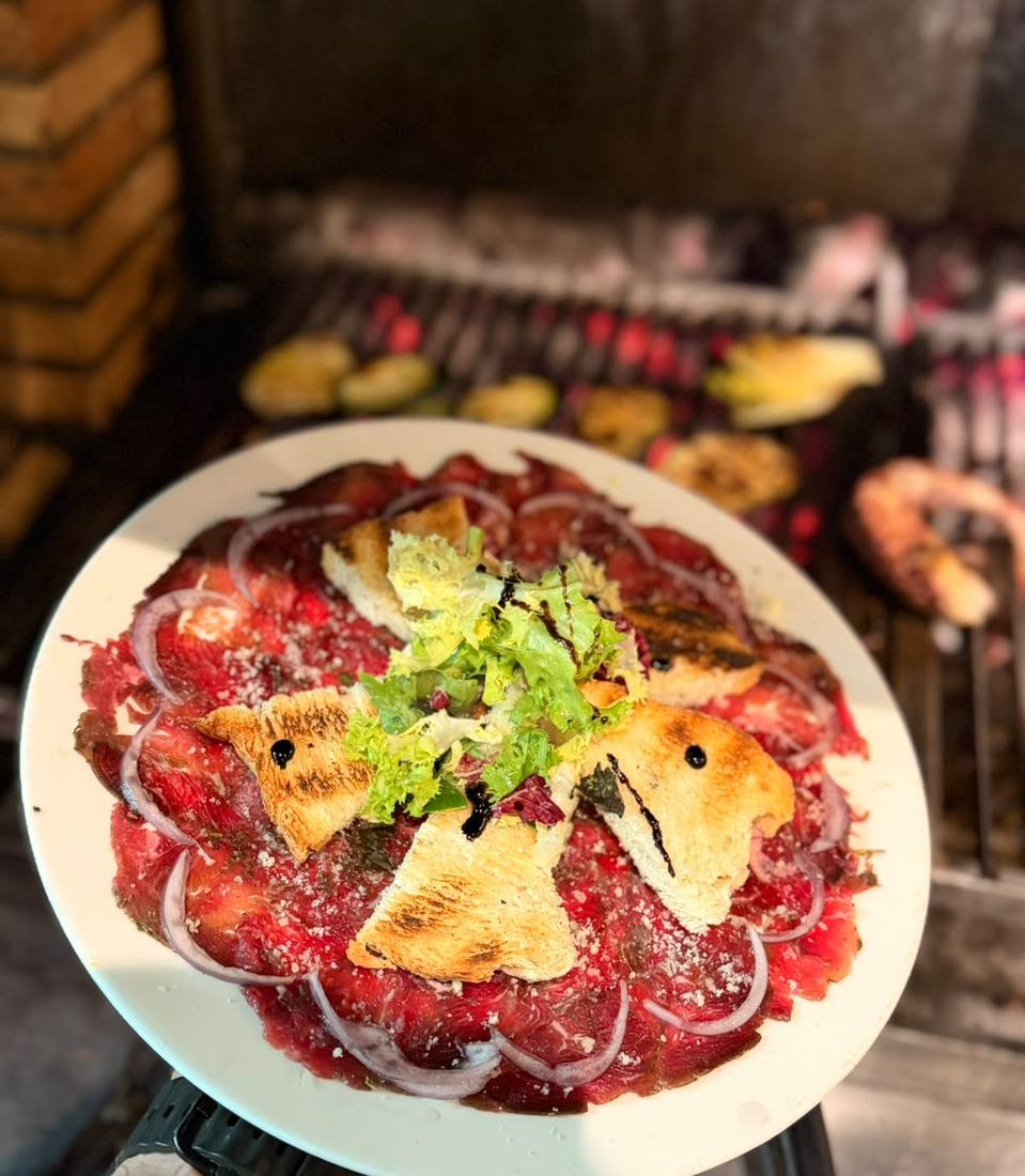 Carpaccio de vedella con parmesano, cebolla y tostadas