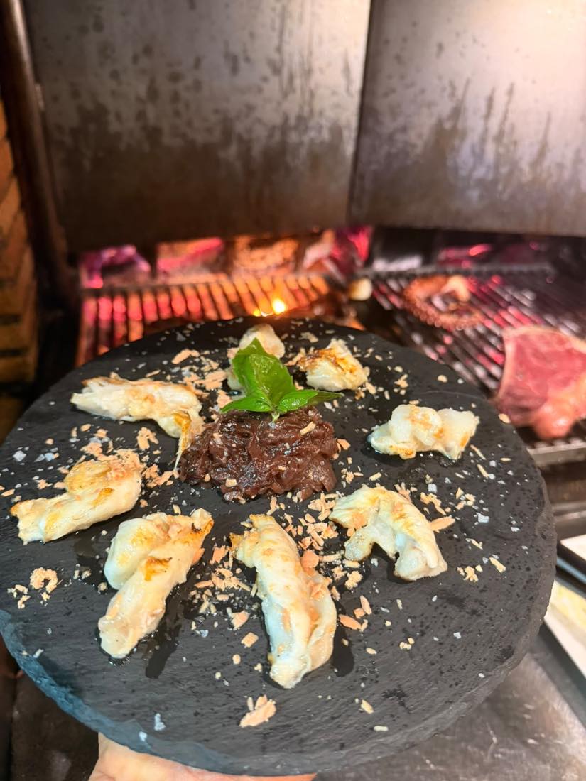 Plato de pizarra servido junto a la parrilla