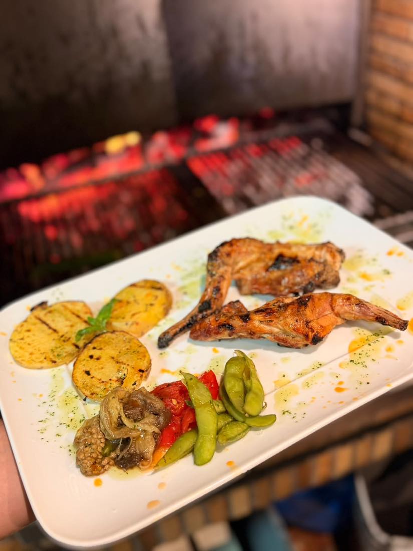 Conill a la brasa con patata al caliu y verduras