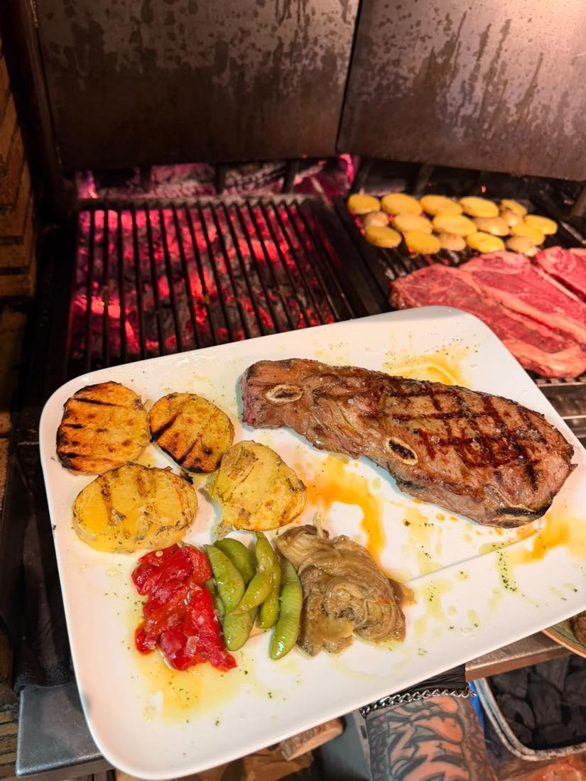 Entrecot a la brasa con patata al caliu y verduras