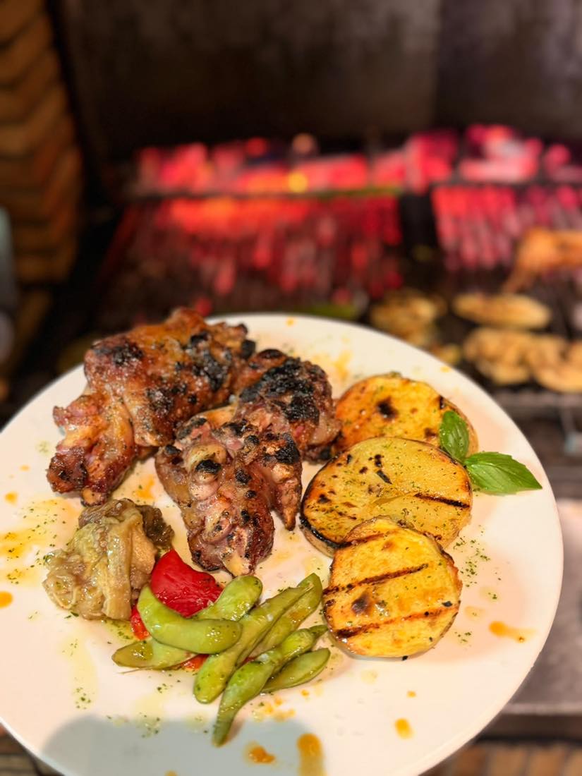 Pollastre a la brasa con patata al caliu y verduras