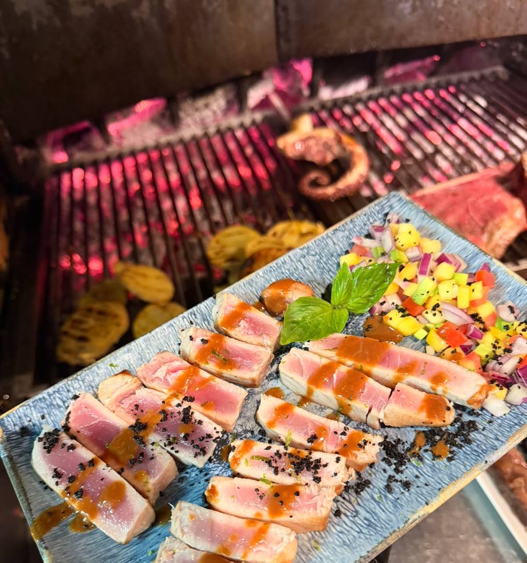 Suprema de tonyina con sésamo y tártaro de mango y cebolla